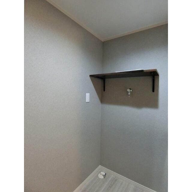 その他　室内洗濯機置き場は便利な棚付き！