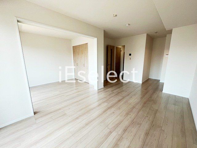 居室・リビング　窓も大きく明るいですね