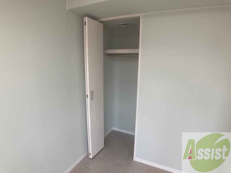 収納　こちらの収納にはハンガーをかけて服もしまえますね。