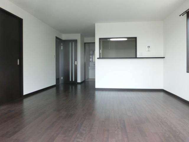 居室・リビング　最上階・角部屋で日当り良好、広々リビング１２．１帖