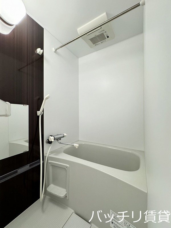 バス・シャワールーム　画像は別号室タイプの為、現状を優先致します。