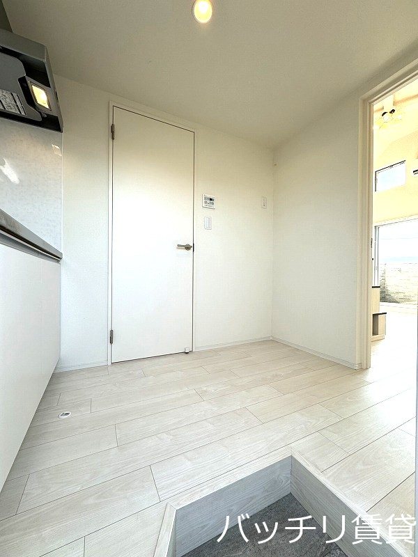 玄関　画像は別号室タイプの為、現状を優先致します。