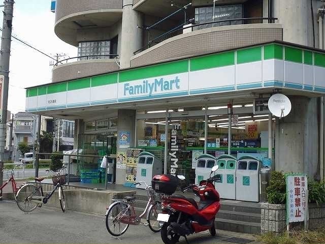 コンビニ　ファミリーマート様（コンビニ）まで400m