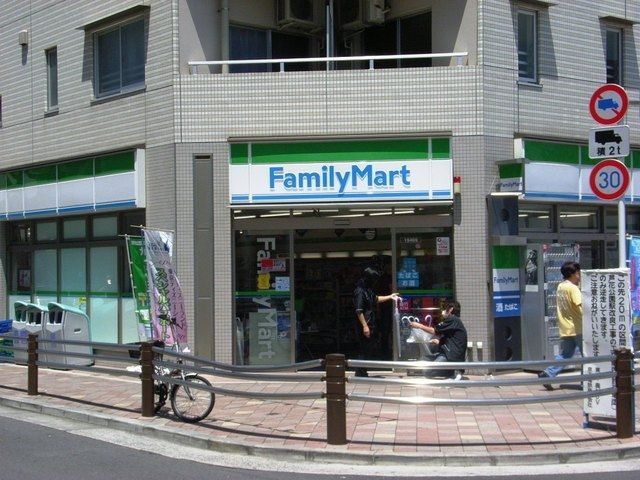 コンビニ　ファミリーマート芦花公園前（コンビニ）まで300m