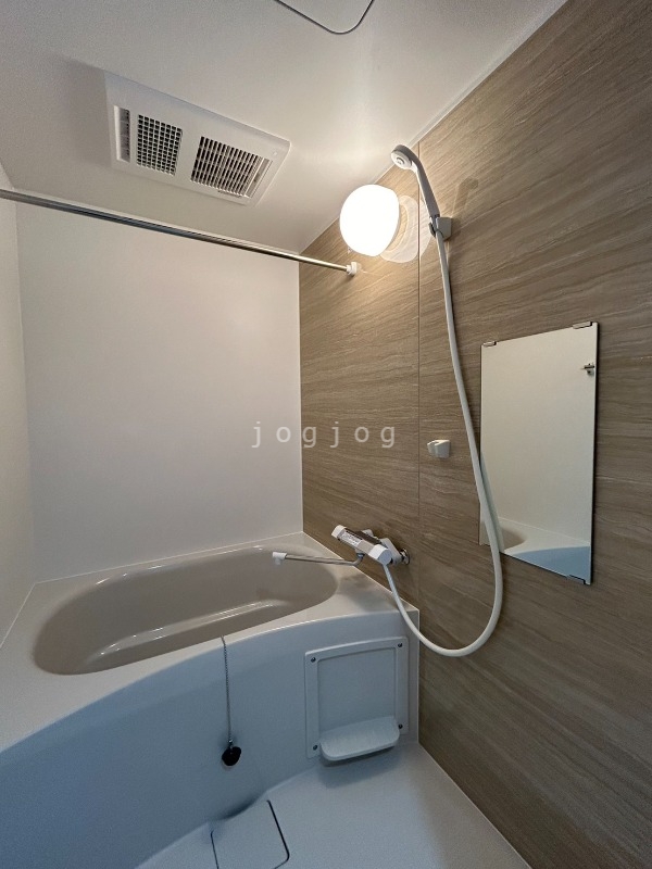 バス・シャワールーム　ブラウンのデザインクロスがあり落ち着いた雰囲気です