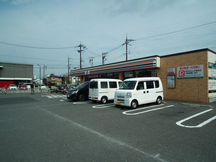 コンビニ　セブンイレブン（コンビニ）まで230m