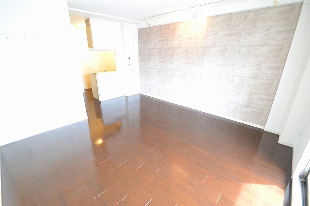 居室・リビング　☆落ち着いた色合いのフローリングです☆