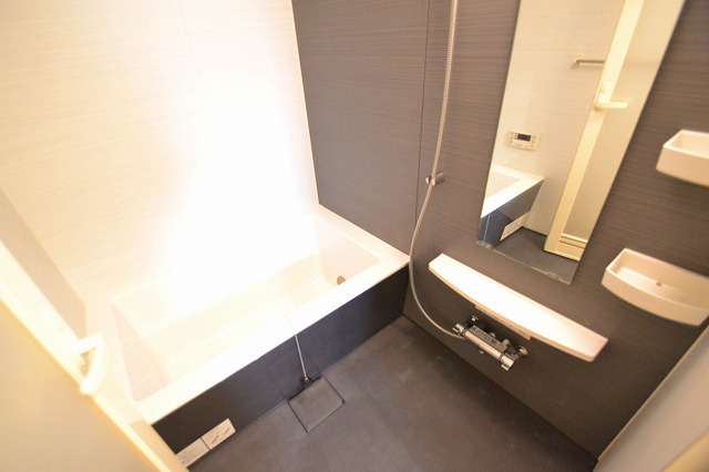バス・シャワールーム　☆ゆったりサイズのバスルームです☆