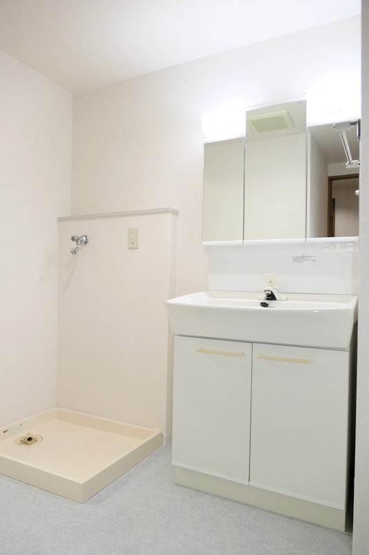 洗面設備　広々脱衣所には独立洗面台＆洗濯機置き場♪