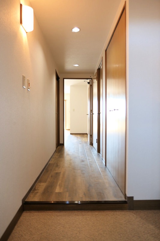 玄関　【イメージ】シューズボックスのほかに便利な大型収納完備♪