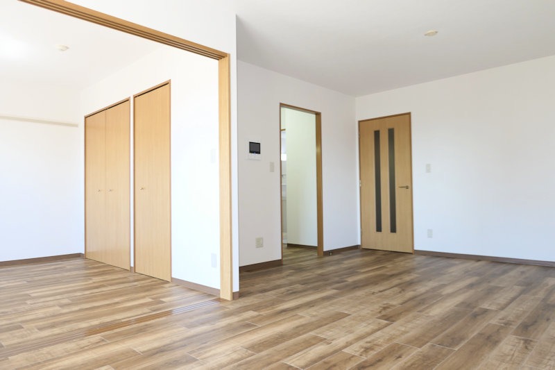 居室・リビング　【イメージ】洋室との引き戸を開放すると約２０帖のリビング♪