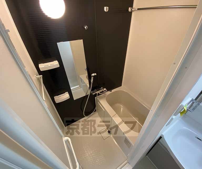 バス・シャワールーム　コンパクトな浴室です。