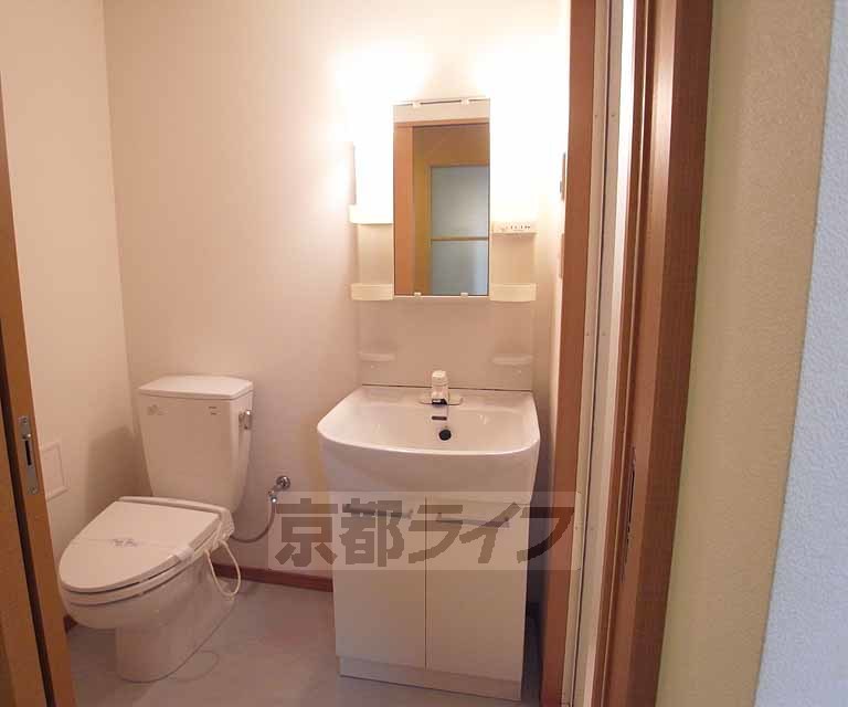 洗面設備　独立した洗面台があるヨーロピアンスタイルのトイレですね