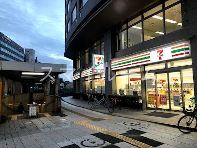コンビニ　セブンイレブン鶴見駅東口中央通り店（コンビニ）まで220m
