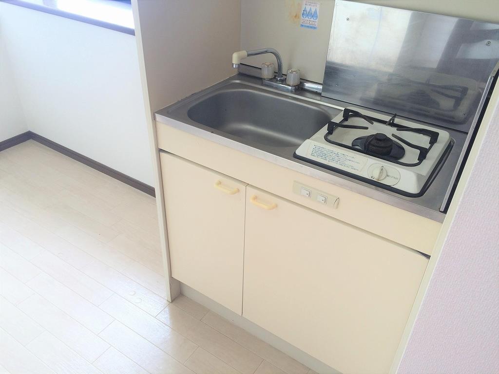 キッチン　1口ガスコンロ完備です！収納も有ります☆