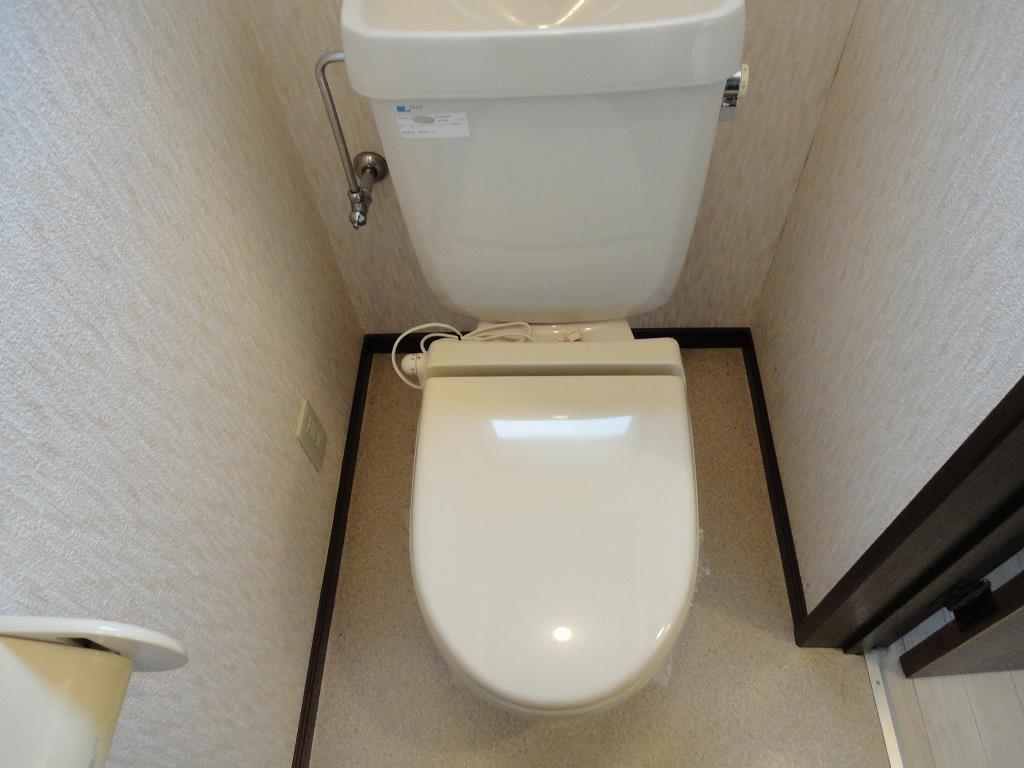 トイレ　温水洗浄便座ついてます♪