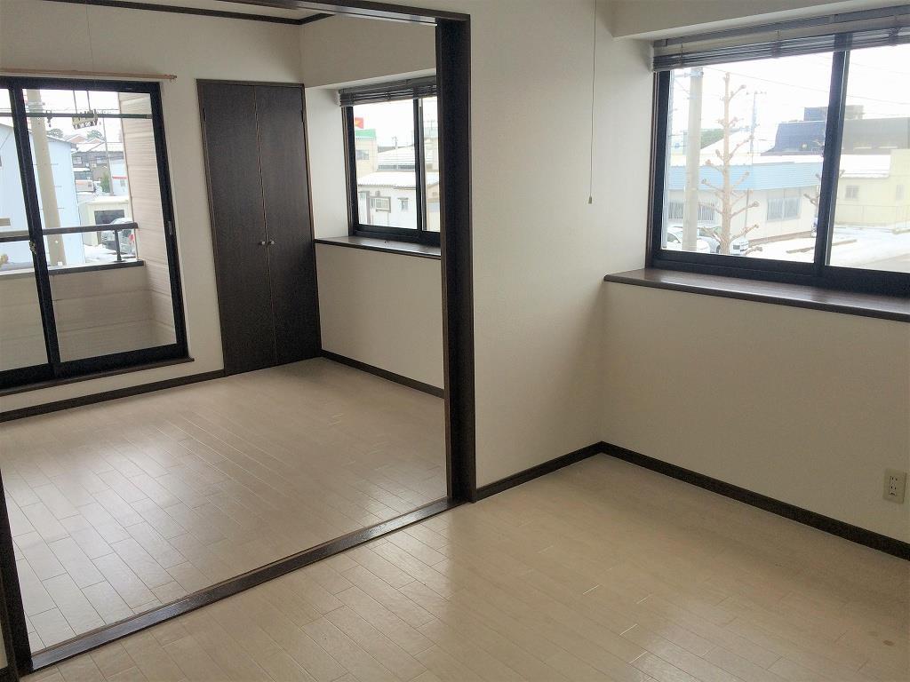 居室・リビング　2角部屋なので窓が多く開放感があります☆