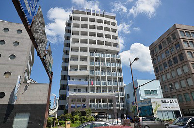 建物外観　★大通り沿いで夜道も安心ですね★