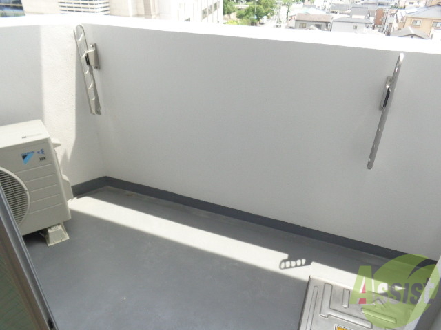 バルコニー　一週間分の洗濯機も干せちゃいます。一服もできますよ