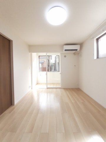 居室・リビング　こちらのリビングで趣味の時間をお楽しみください