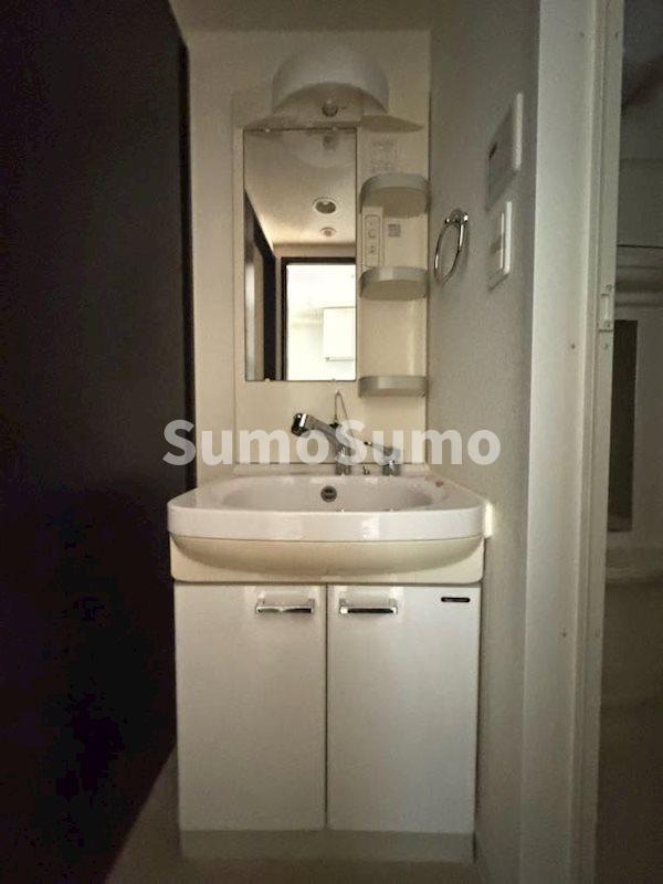 洗面設備　ゆったりとスペースのある洗面所