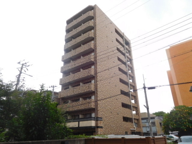 建物外観　シャープなデザインが印象的な洗練の住まい