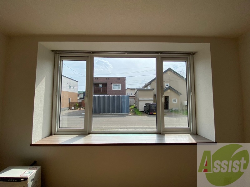 バルコニー　窓が大きいので風の通りが良さそうですね！！