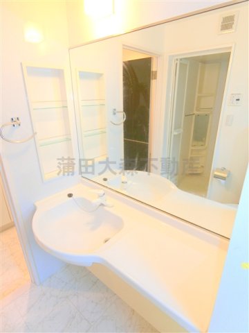 洗面設備　大型鏡の独立洗面台