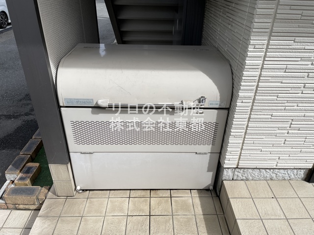 その他共有部分　蓋つきのゴミ置き場あります。衛生的ですね♪