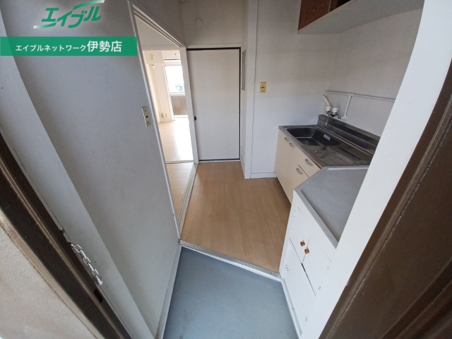 玄関　同物件別部屋の写真