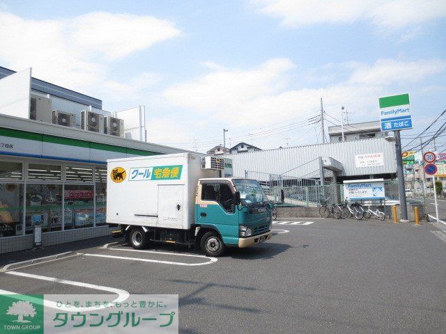 コンビニ　ファミリーマート（コンビニ）まで210m