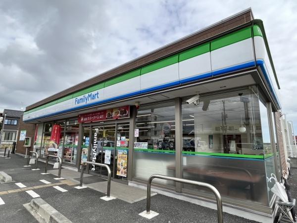 コンビニ　ファミリーマート（コンビニ）まで151m