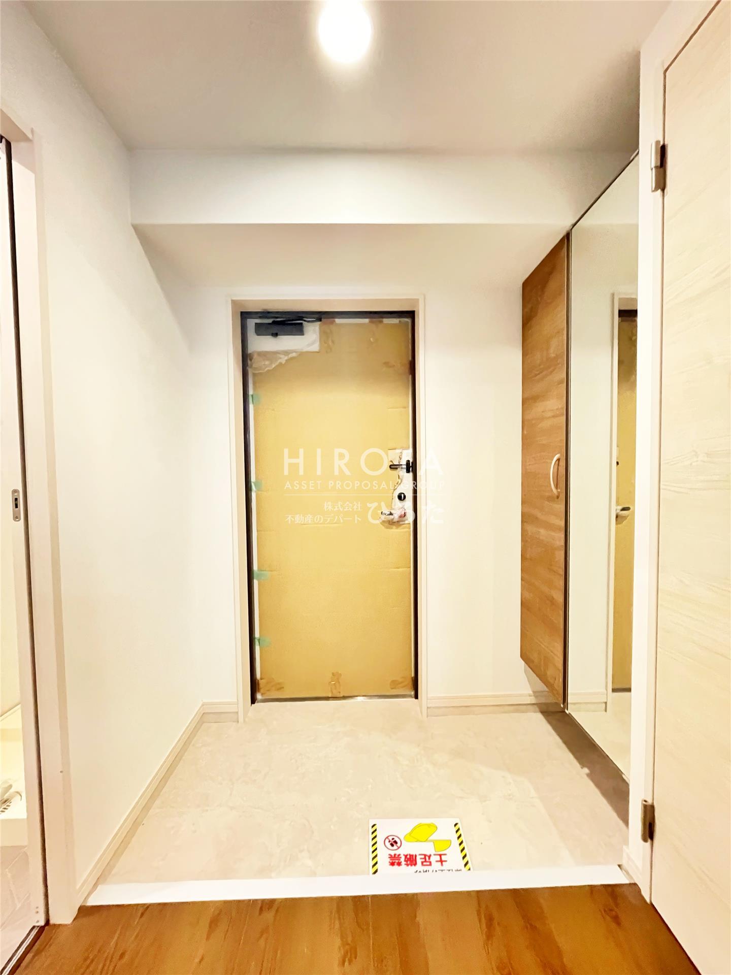 玄関　【同仕様写真です】