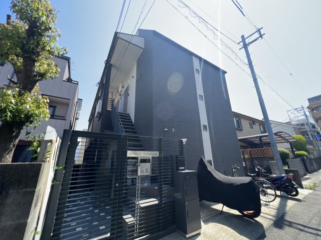 建物外観　オートロックで外部の人間が簡単に出入りできないため安心です。