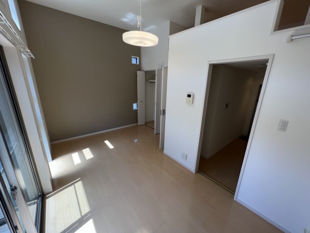 居室・リビング　広いロフト付きで、収納スペースとしても使えます。