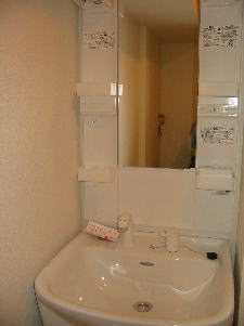 洗面設備　独立洗面台あり、毎朝おしゃれに忙しい女性の方におすすめです