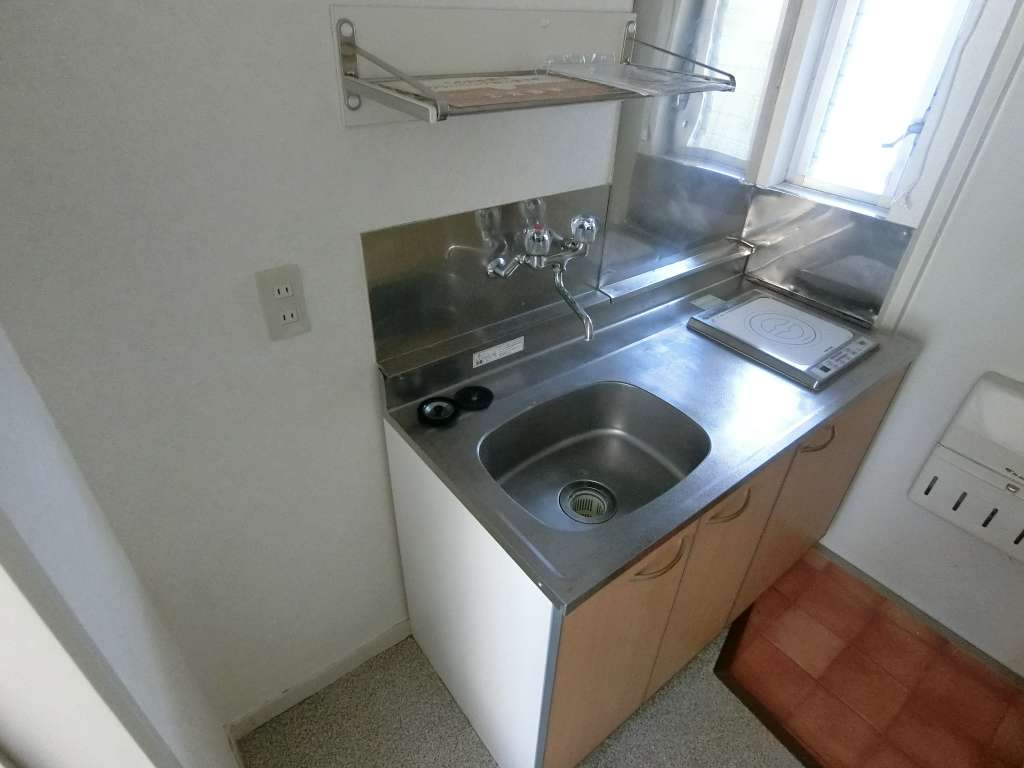 バス・シャワールーム　冷蔵庫置場・換気窓あり