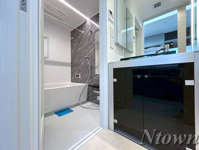 洗面設備　ゆったりとスペースのある洗面所