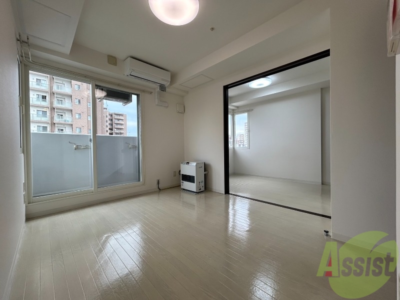 居室・リビング　リビングは白を基調としていて明るい印象ですね！