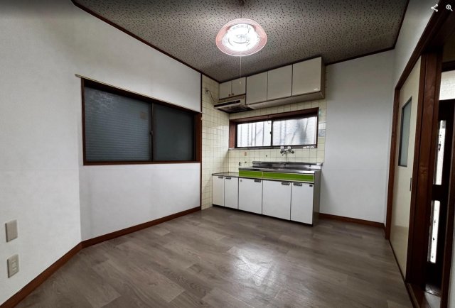 キッチン　4人掛けのテーブルを置いても余裕のあるキッチンです