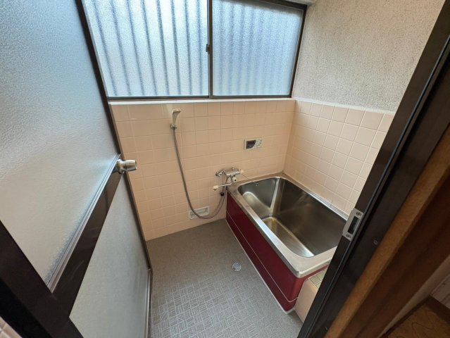 バス・シャワールーム　バスナフローレ加工によるリフォーム済みのお風呂！