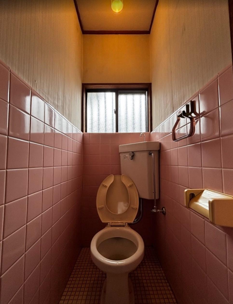 トイレ　清潔感あふれる独立空間で、ほっとひと息