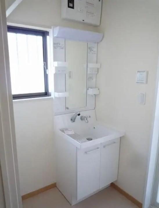 洗面設備　洗面所をリフォーム中（画像は修繕後のイメージです！）