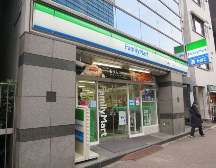 コンビニ　ファミリーマート九段北一丁目店（コンビニ）まで65m