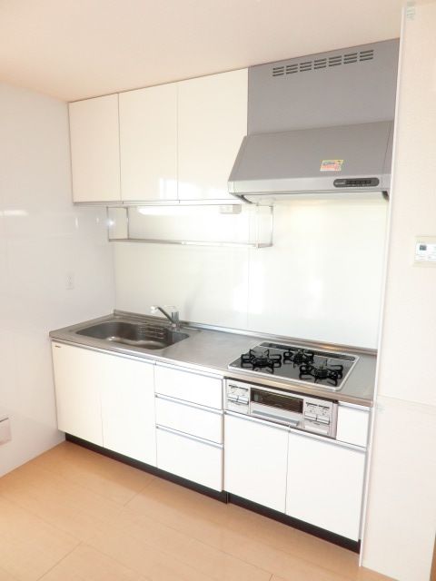 キッチン　3口コンロのシステムキッチン