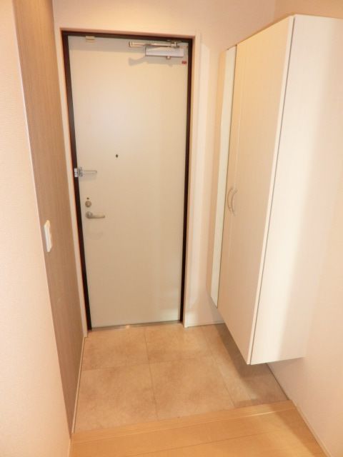 玄関　鏡付きで身だしなみバッチリ！