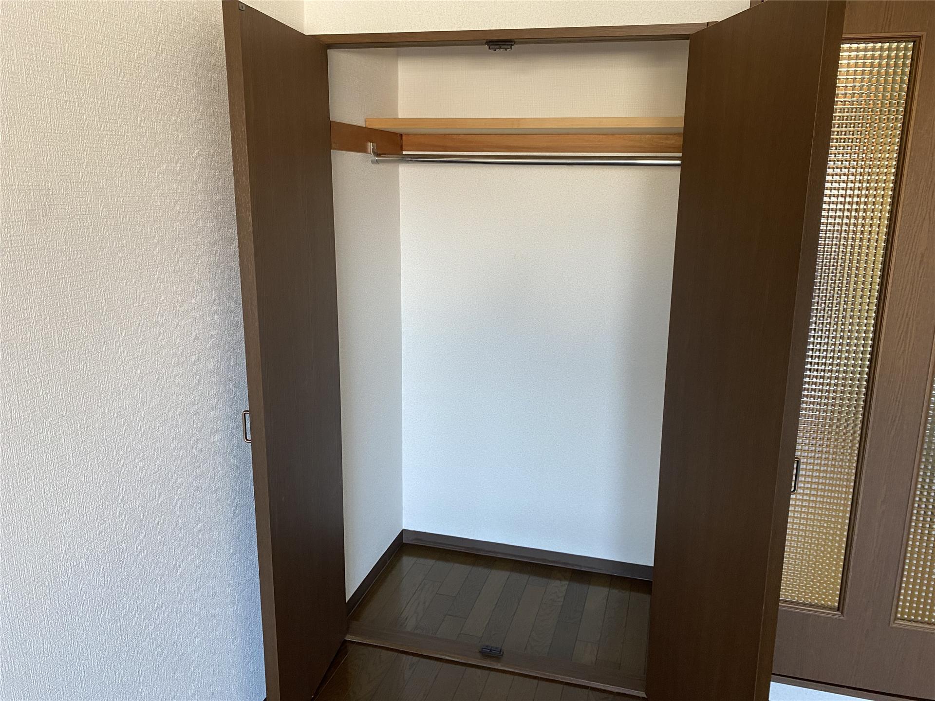 収納　ロングコートも掛けられるクローゼットです