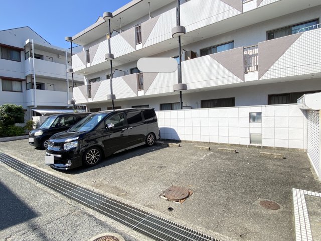 駐車場　駐車場があるので、車を買う予定の方も安心です