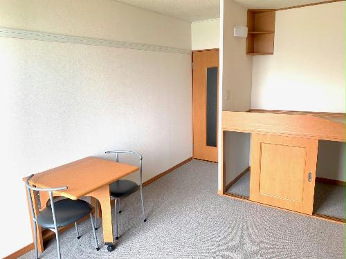 居室・リビング　現況優先。設備は現地と異なる可能性があります。