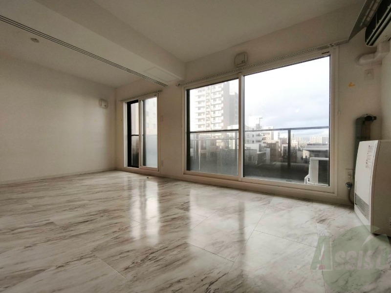 居室・リビング　フローリングと壁のカラーが明るい雰囲気ですね！